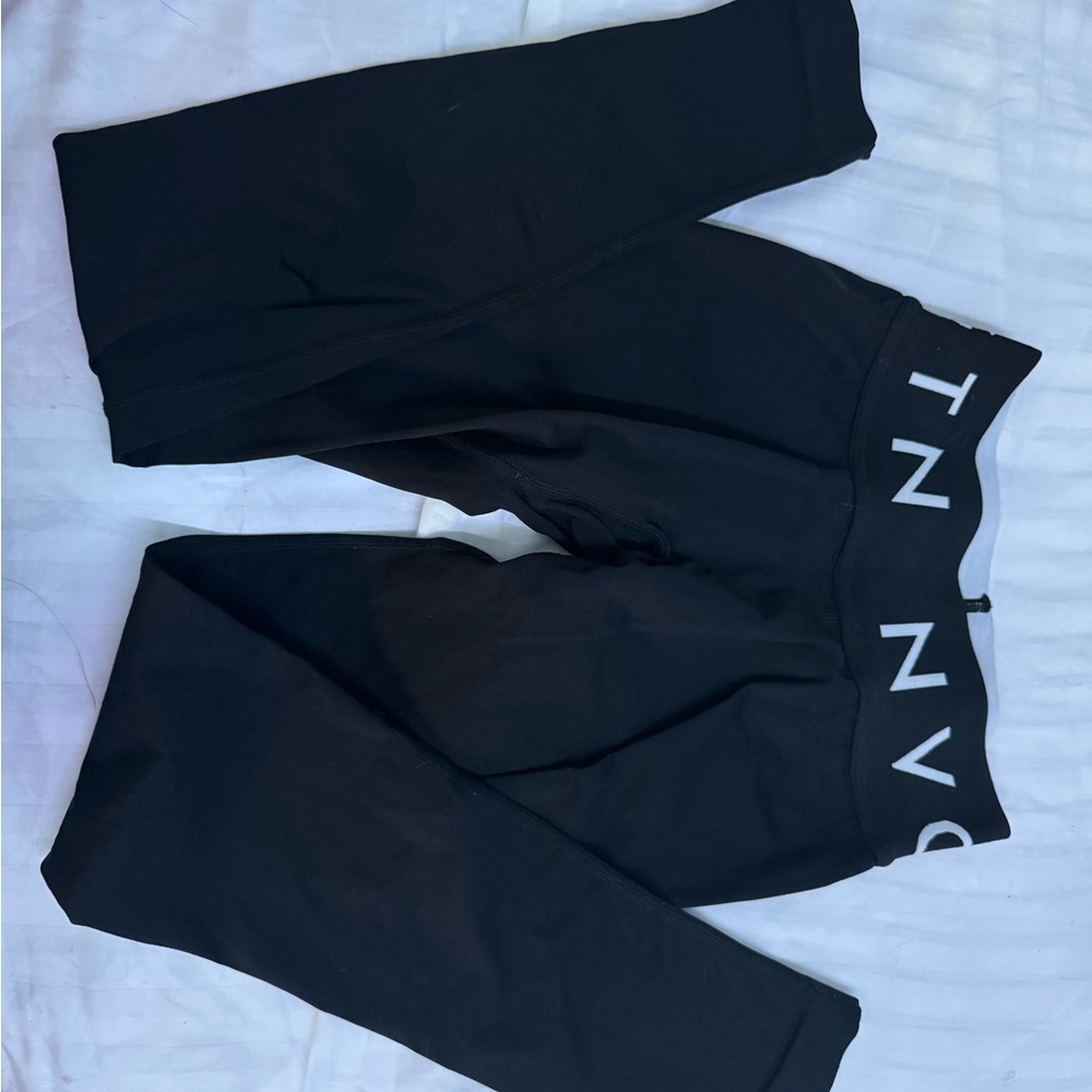 NVGTN Black Leggings Sleek Form-Fitting Design